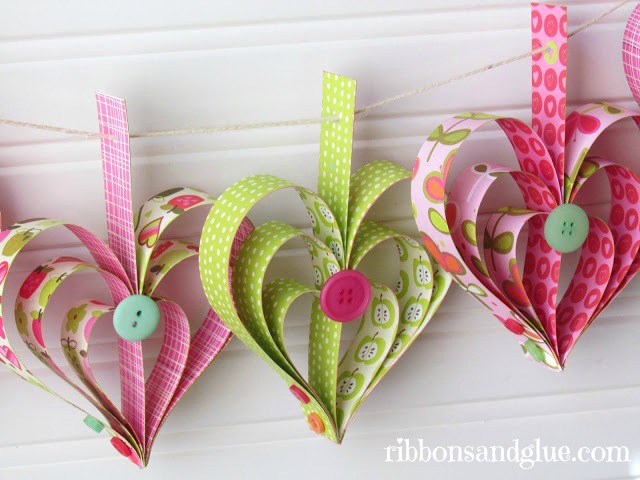 How to make a paper heart garland out of strips of scrapbooking paper