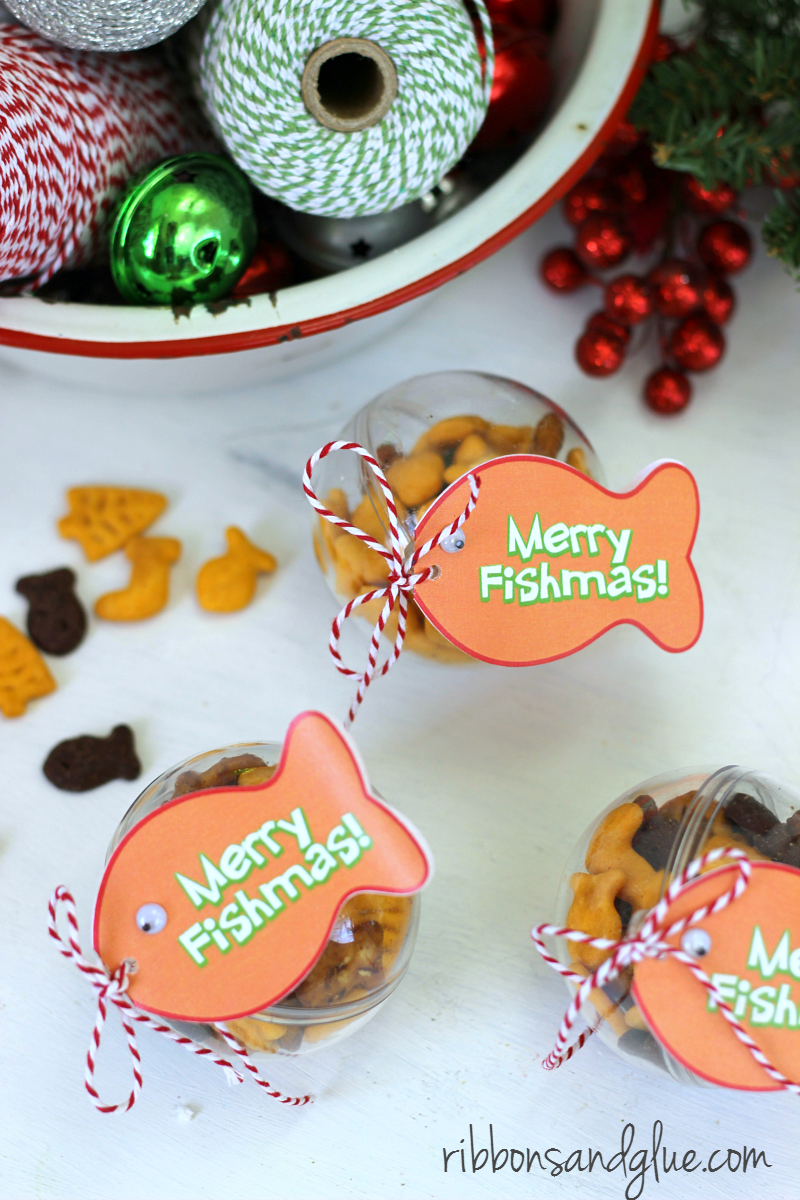 Merry Fishmas Ornament Tag Printable. Fill up plastic ornaments with Goldfish crackers and attach tag. Easy Christmas Kids Craft Idea. 